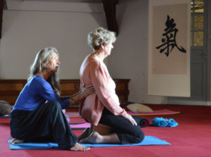 l'enseignante de Yoga Chinois ou Qi Gong aide à faire sentir la respiration reinale