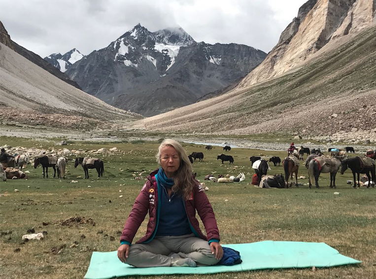 Une enseignante au milieu des grands plateaux Himalayens