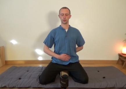 Eric Sampol en assise dans le cycle de cours de Qi Gong pour débutant